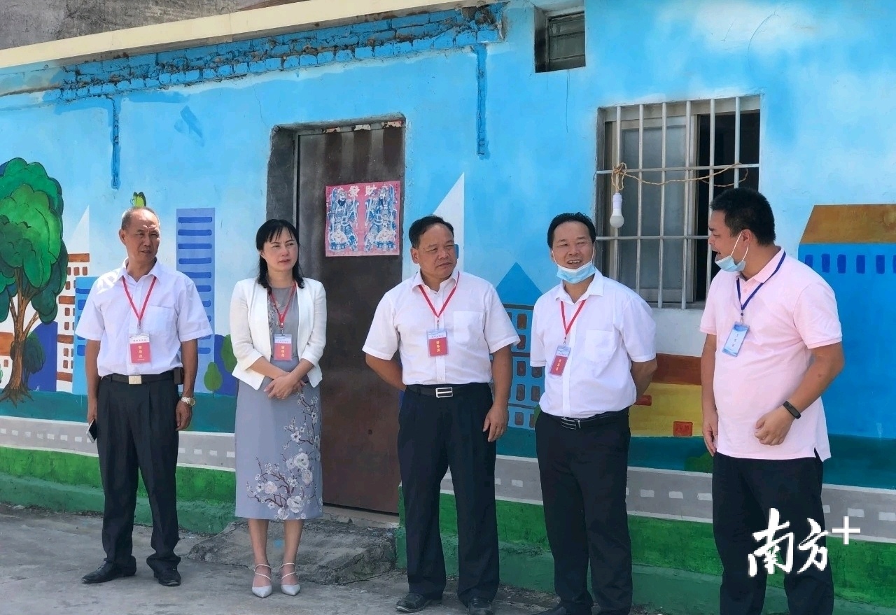 行走阳春高标准严要求阳春市加强河西市场泰安村创卫整治