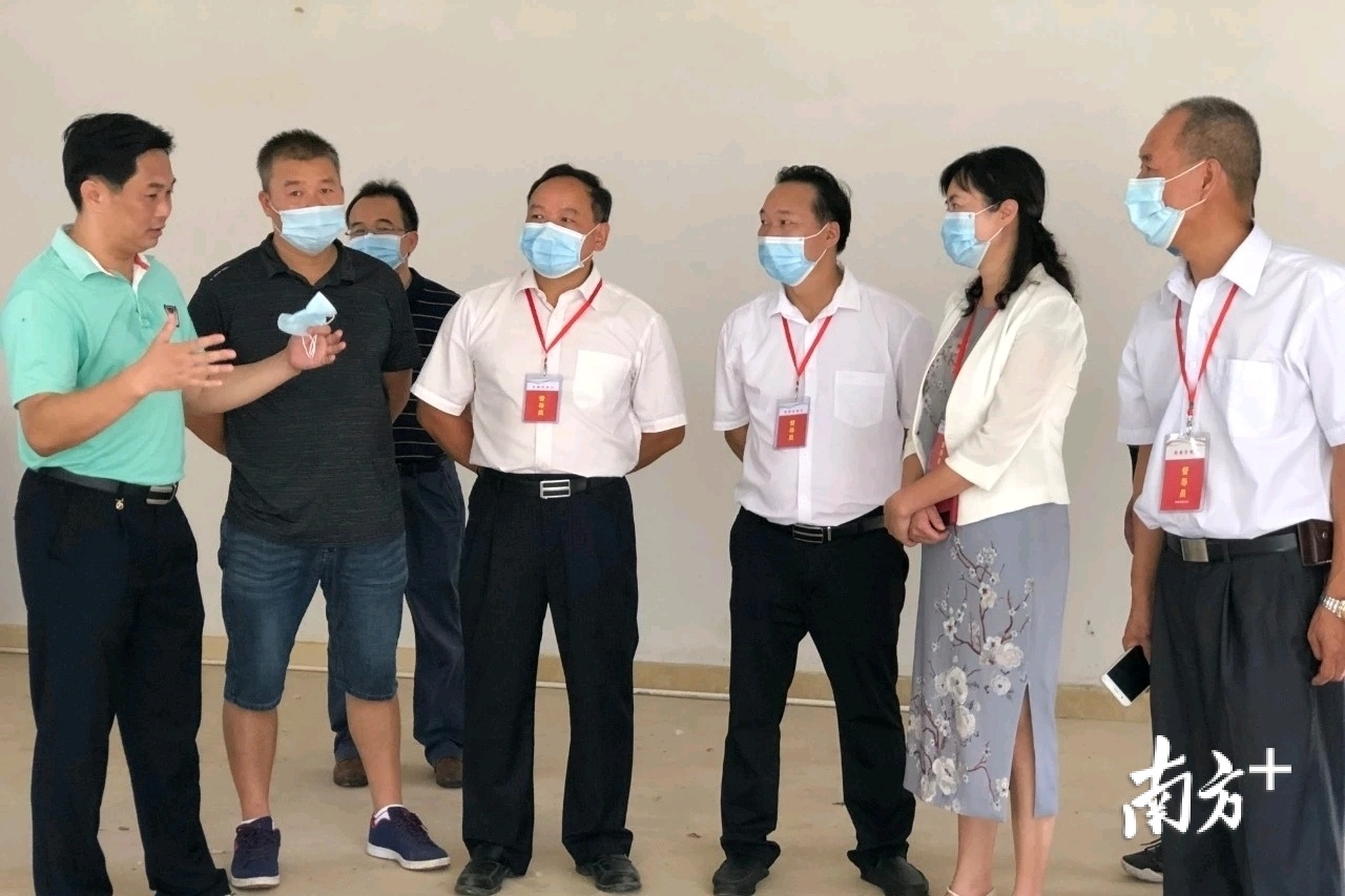 在河西市场,谢兴标,何梅一行实地查看了市场内外的环境卫生情况及市场