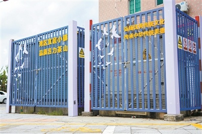 茶山城管分局正结合东莞市城市道路“千箱美化”专项行动,对各类市政箱体开展彩绘美化行动