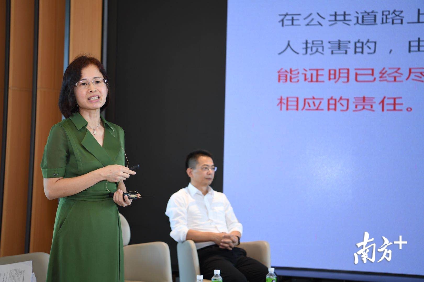 江门市律师行业民法典宣讲团副团长陈洁芳。杨兴乐 摄