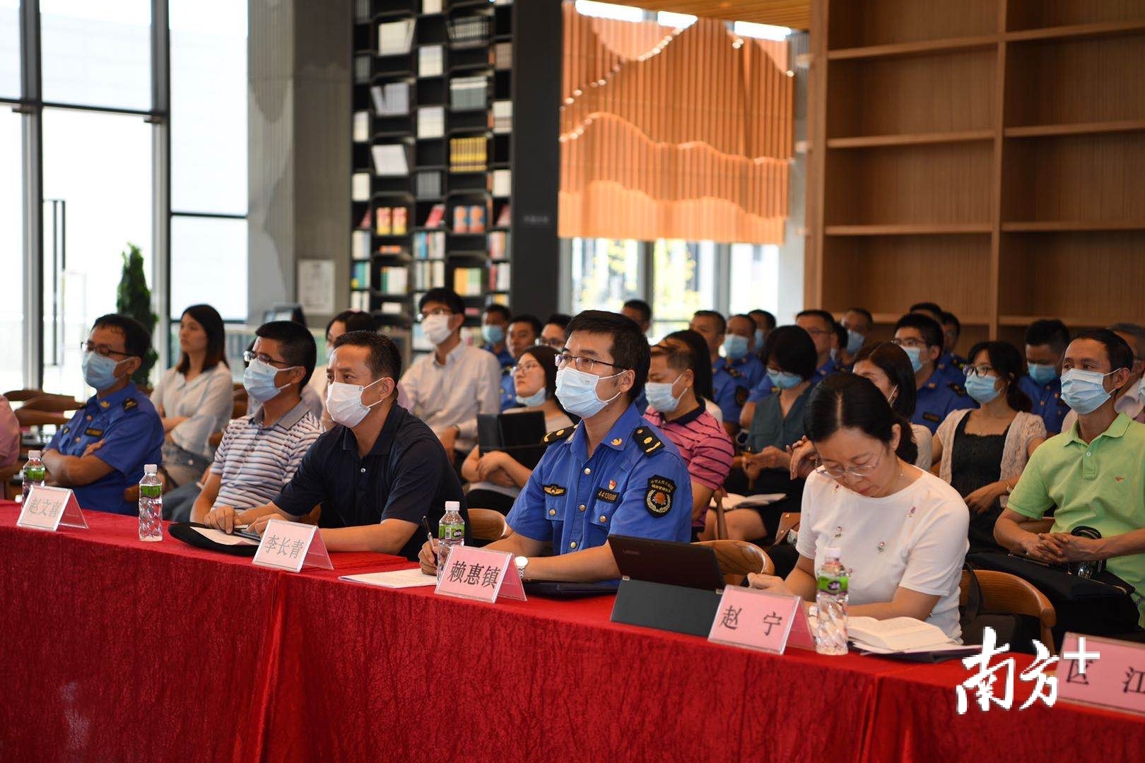 活动由江门城管联合江门市律师协会、五邑大学法律系举办，并由江门城管法律顾问团承办。杨兴乐 摄