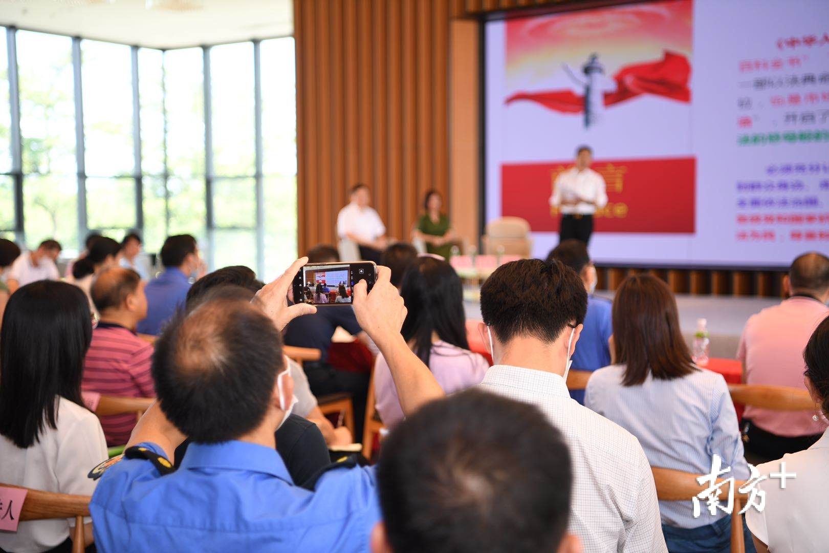 拍照片，记要点。杨兴乐 摄