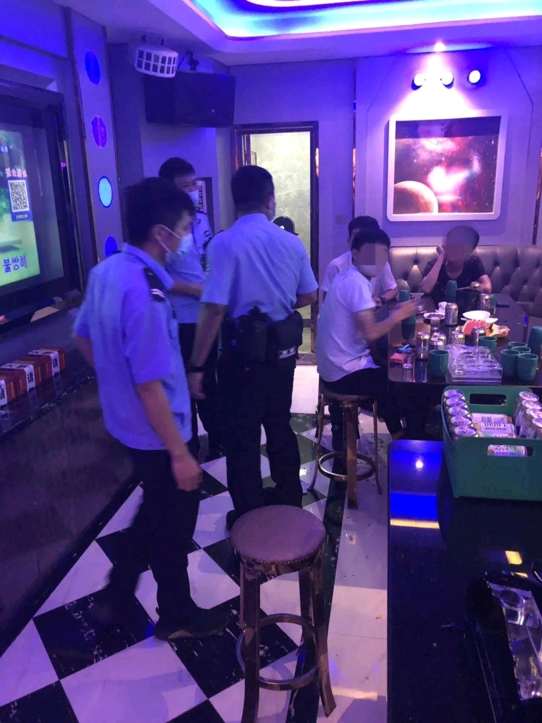 民警按照逢嫌必检的工作要求对KTV、酒吧等娱乐场所进行突击检查。