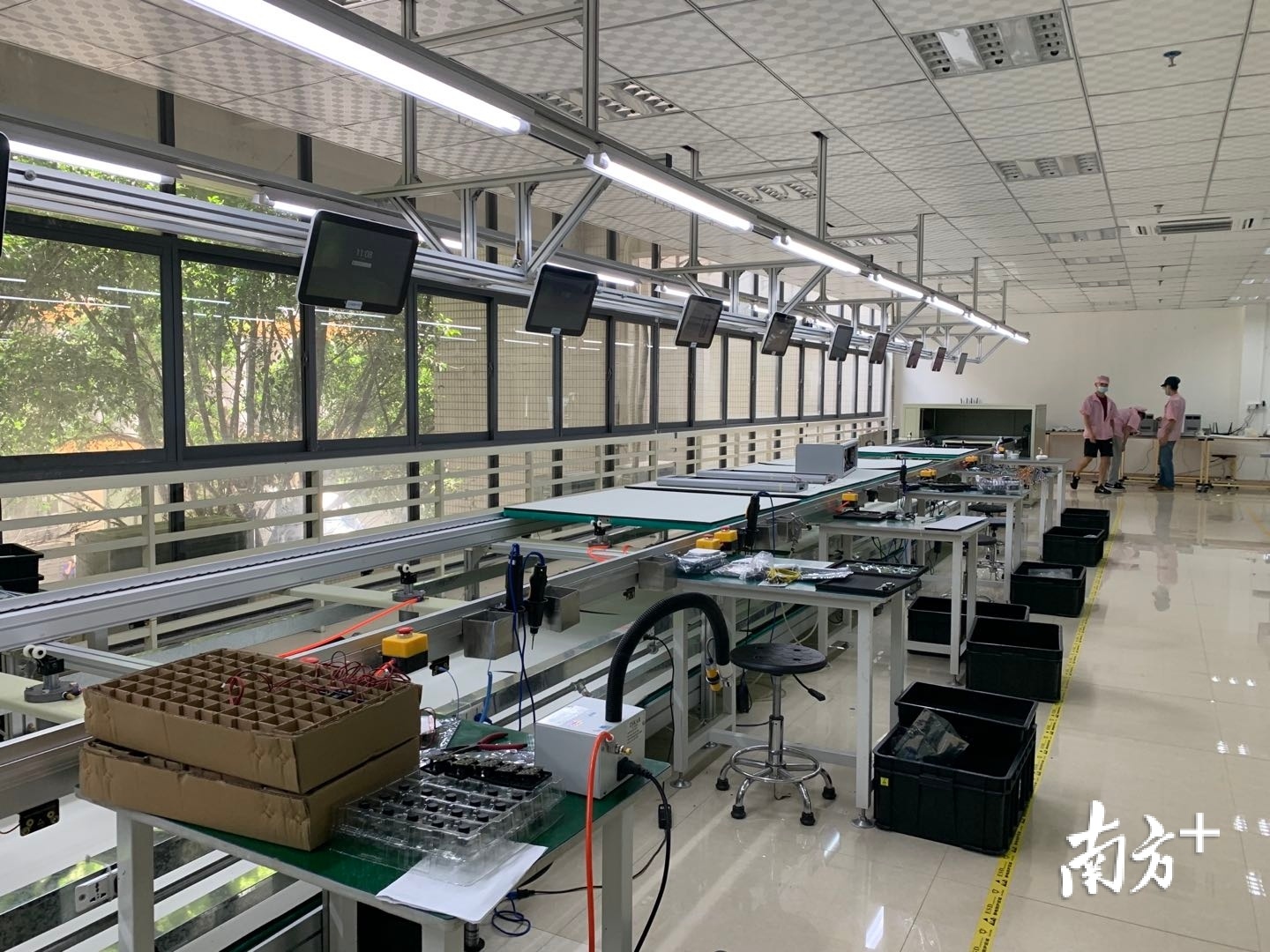 天波信息生产线上都有可视化操作屏。李欣 摄