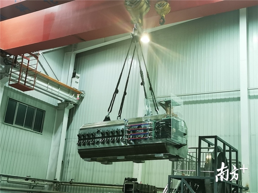 HIAF项目采用斜拉支撑、立柱顶靠等技术，解决了增强器快脉冲二极磁铁快速上升过程中的线圈振动和磨损问题。