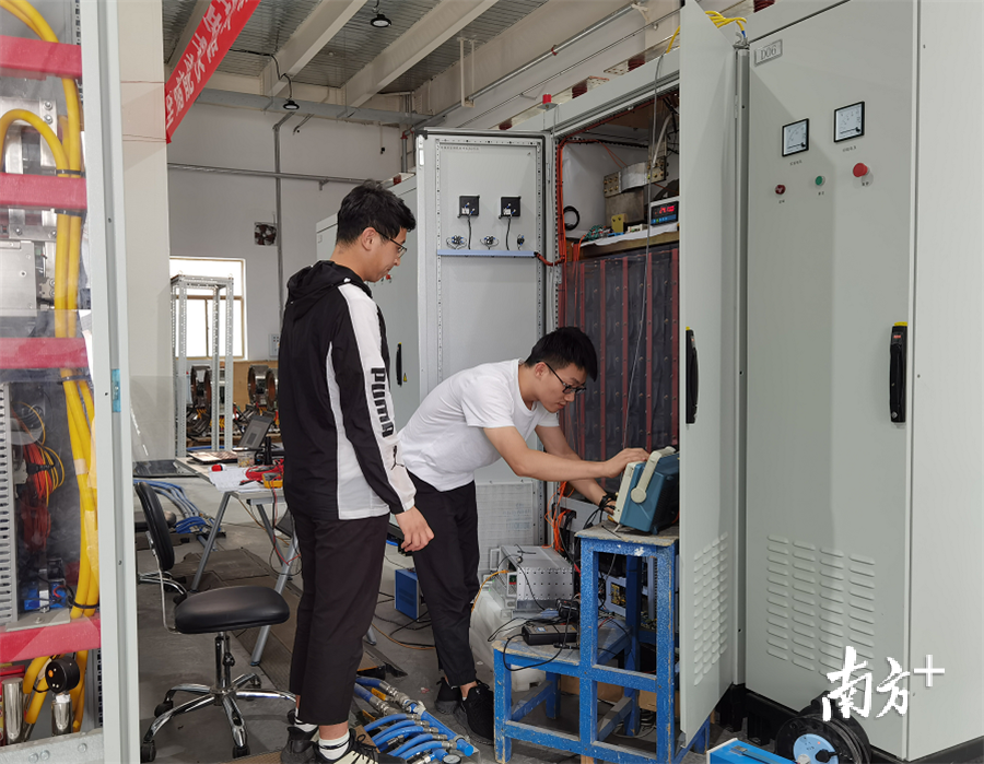 HIAF采用的“变前励全储能快循环脉冲电源”方案，解决了感性负载电源非谐振极快变化的国际难题。