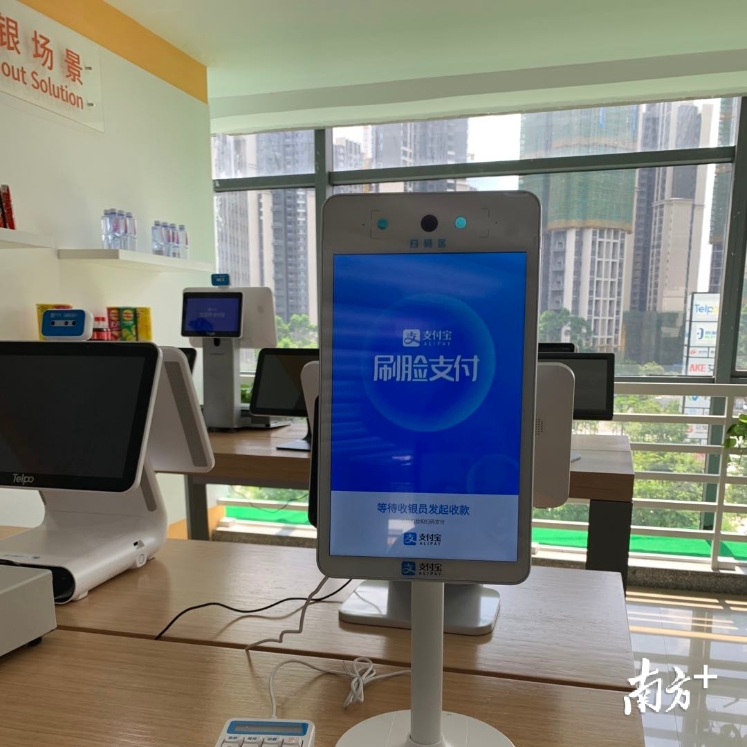 这台被支付宝命名为“蜻蜓”的产品,就在南海企业天波信息的厂房内诞生。李欣 摄 这台被支付宝命名为“蜻蜓”的产品,就在南海企业天波信息的厂房内诞生。李欣 摄