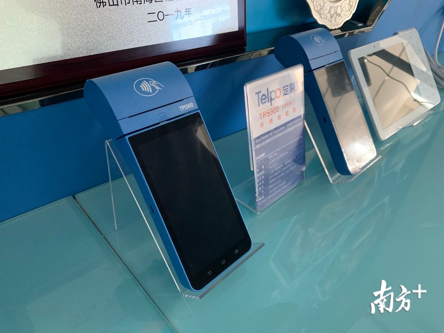 天波信息有多样产品广泛深入到日常生活中:校讯通、银联POS支付机,以及更早前引领风潮的国内公话计费时长产品等。李欣 摄