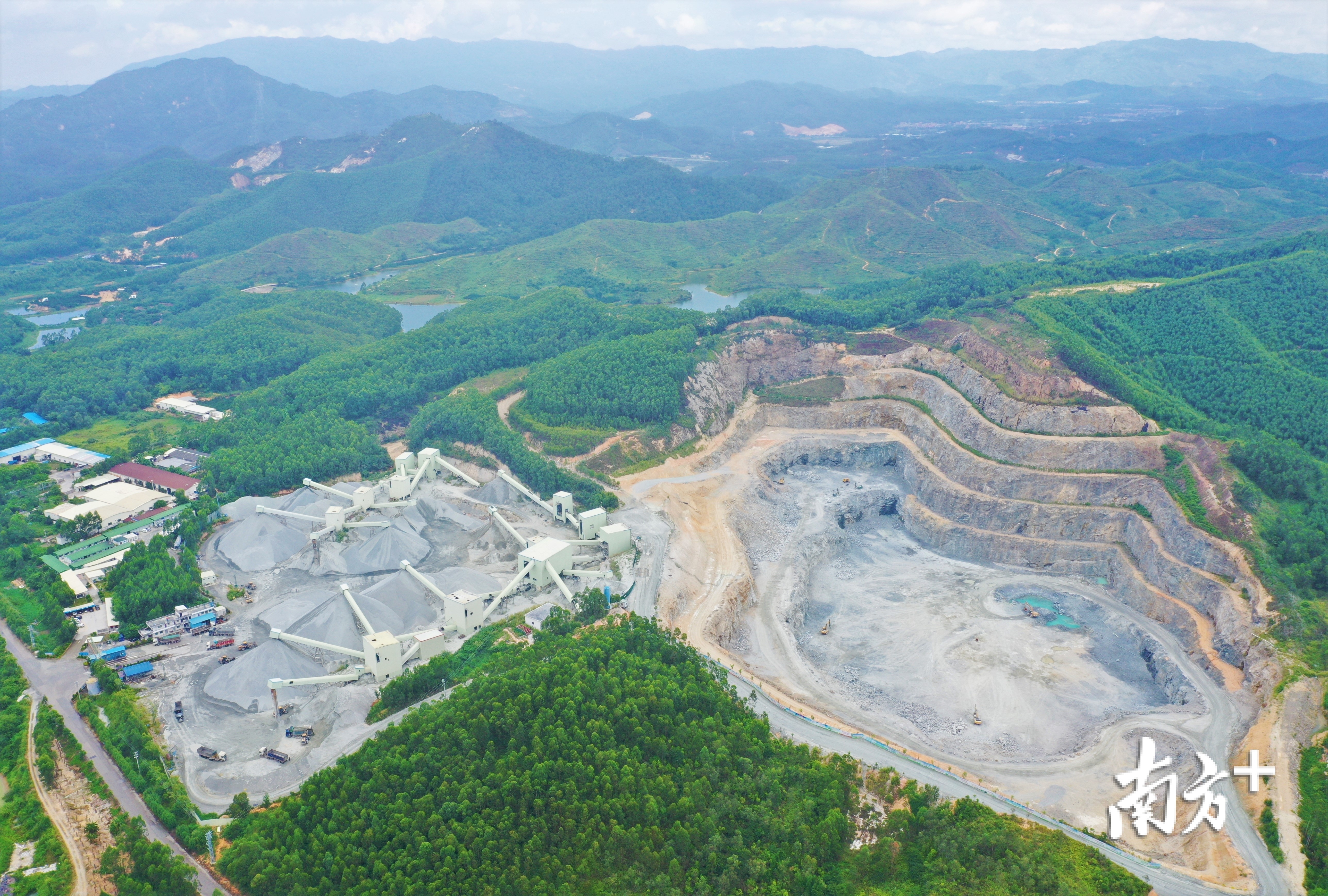 新会区恒泰石业坚持“台阶式”开采复绿方式,配套封闭式加工运输带。杨兴乐 摄 新会区恒泰石业坚持“台阶式”开采复绿方式,配套封闭式加工运输带。杨兴乐 摄