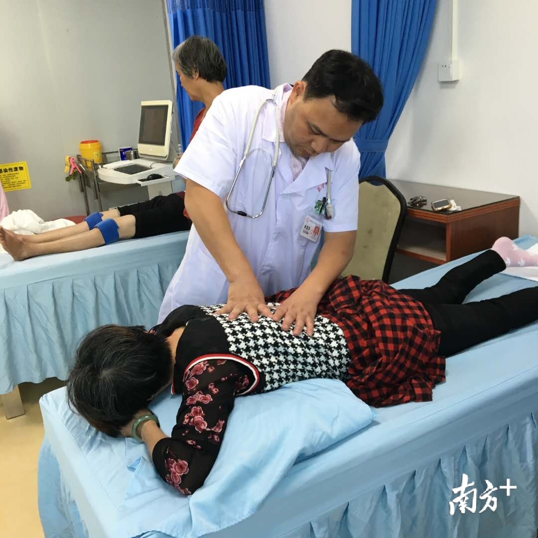 长宁镇卫生院林美华医生在为患者理疗。