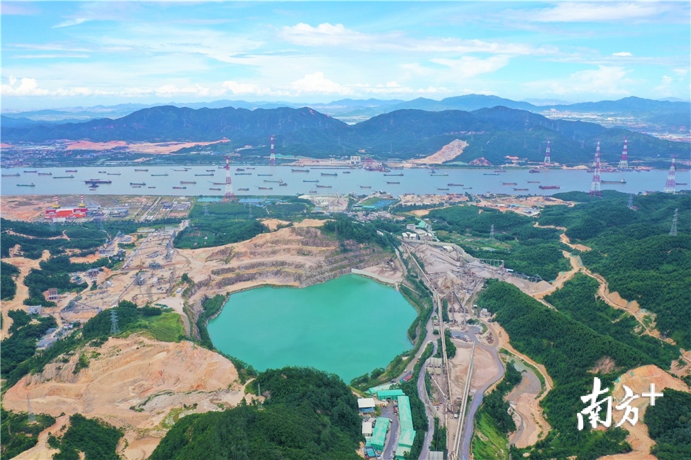 新会区泰盛石场开采加工的石料通过封闭传送带直接送到银洲湖边,由船只载走,运往粤港澳大湾区各地。南方日报记者 杨兴乐 摄 新会区泰盛石场开采加工的石料通过封闭传送带直接送到银洲湖边,由船只载走,运往粤港澳大湾区各地。南方日报记者 杨兴乐 摄