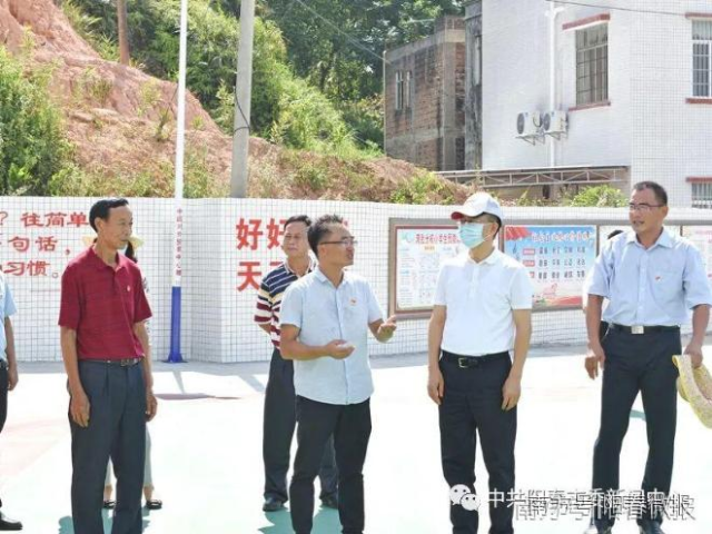 中国对外贸易中心领导到阳春市八甲镇湾肚村开展扶贫