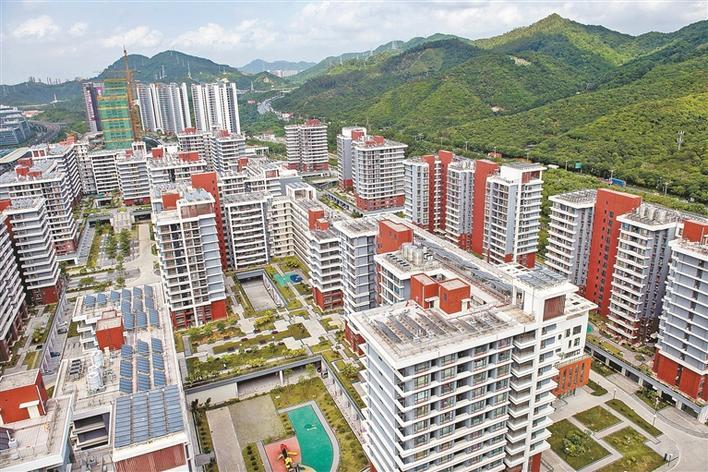 被誉为“塘朗山下最美公租房”的朗麓家园全景。 深圳特区报记者 刘羽洁 摄 被誉为“塘朗山下最美公租房”的朗麓家园全景。 深圳特区报记者 刘羽洁 摄