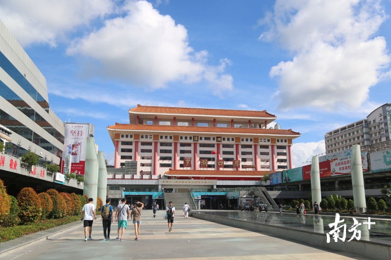 罗湖口岸来往旅客 罗湖口岸来往旅客