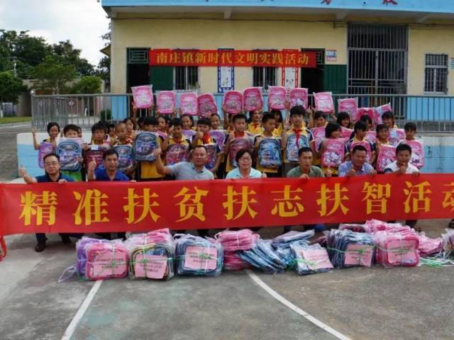 扶贫扶志扶智,这群“叔叔阿姨”给孩子们带去新书包>>
