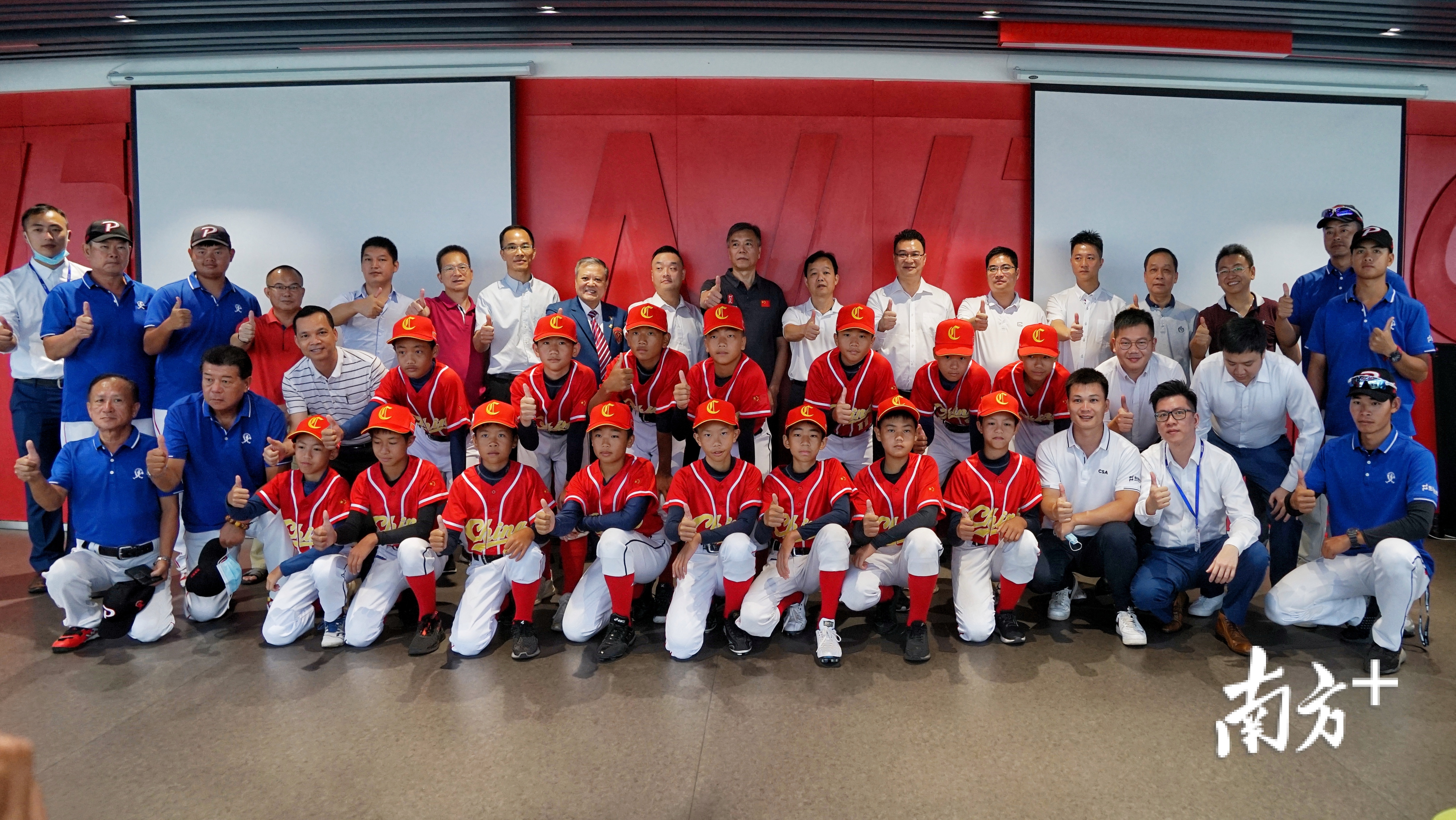 中国少年(U12)棒球队与众位领导嘉宾合影留念。