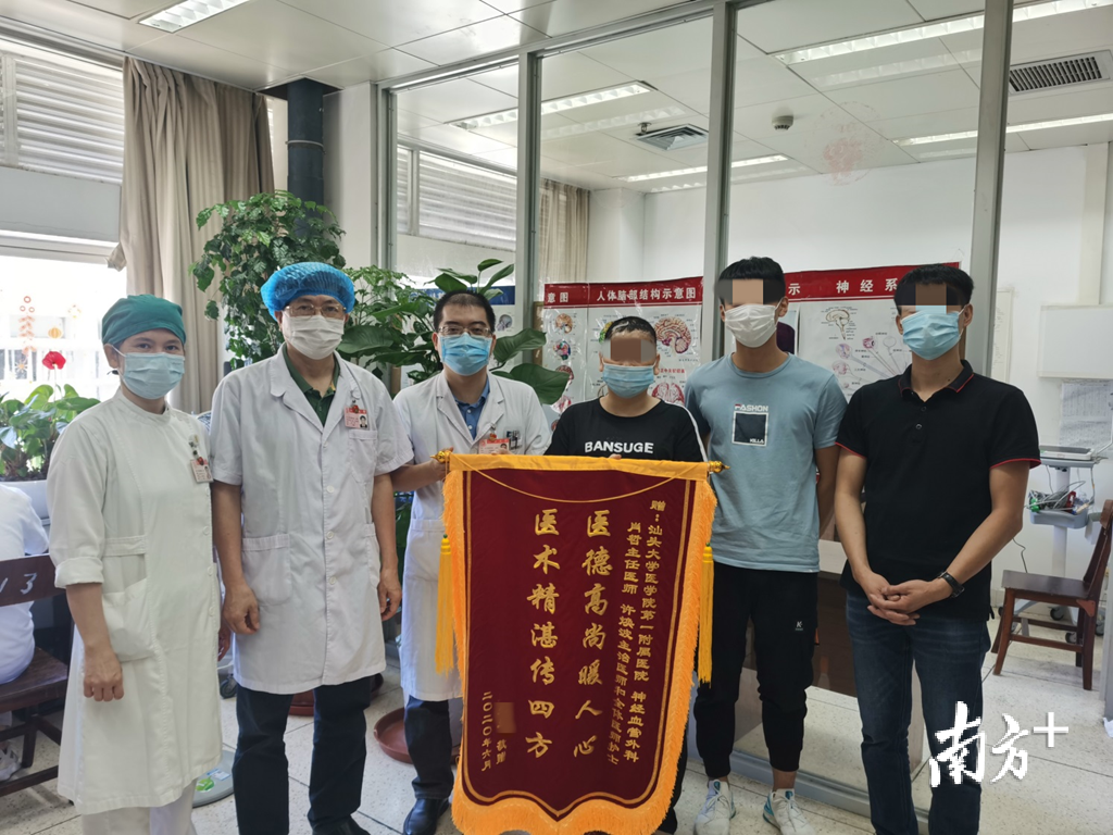 患者杨女士及家人送来锦旗。