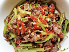 美食+ | 芹菜炒黄牛肉：鲜辣香脆，红红火火