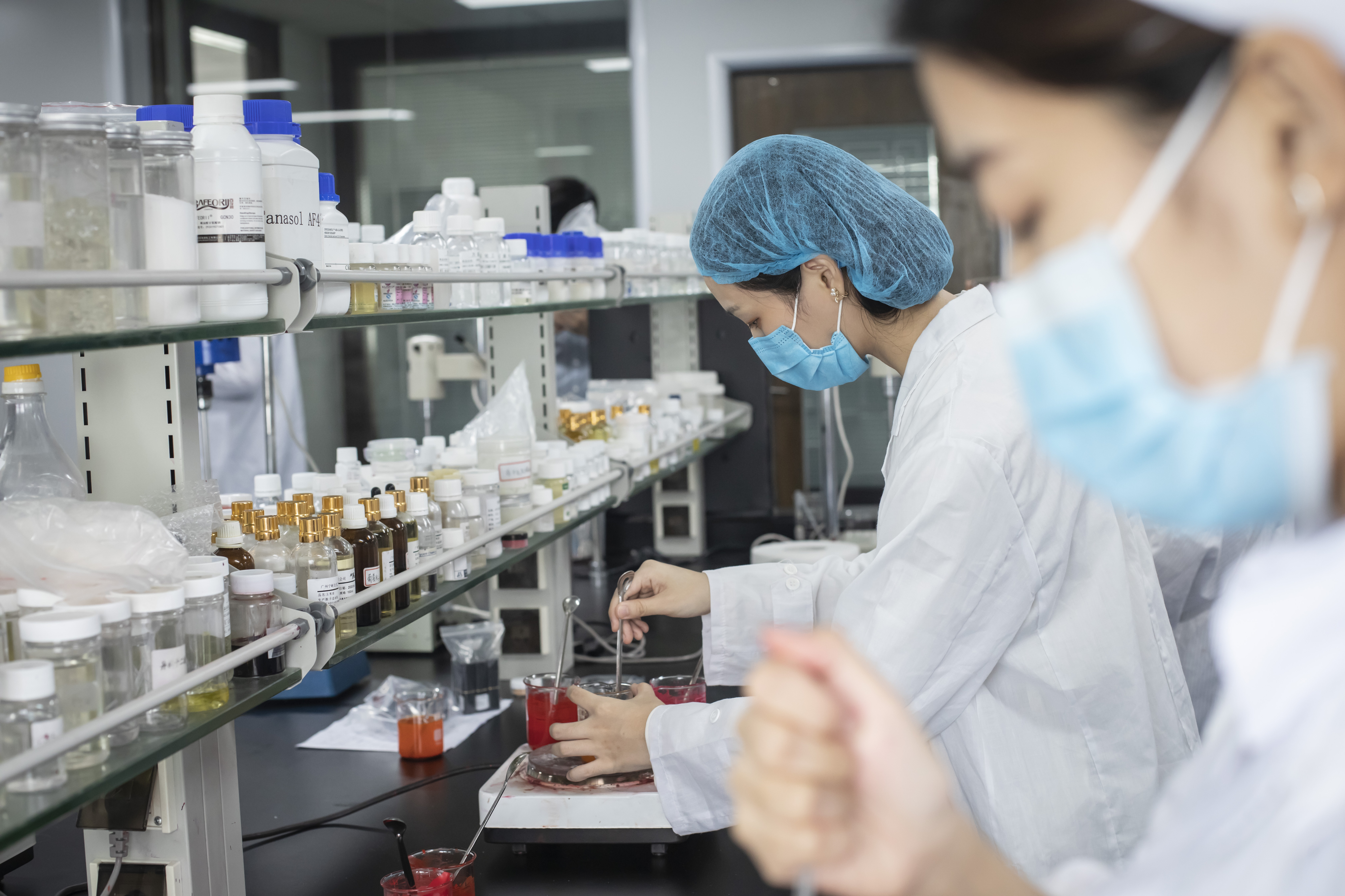 蔡钰正在实验室调整产品配方。