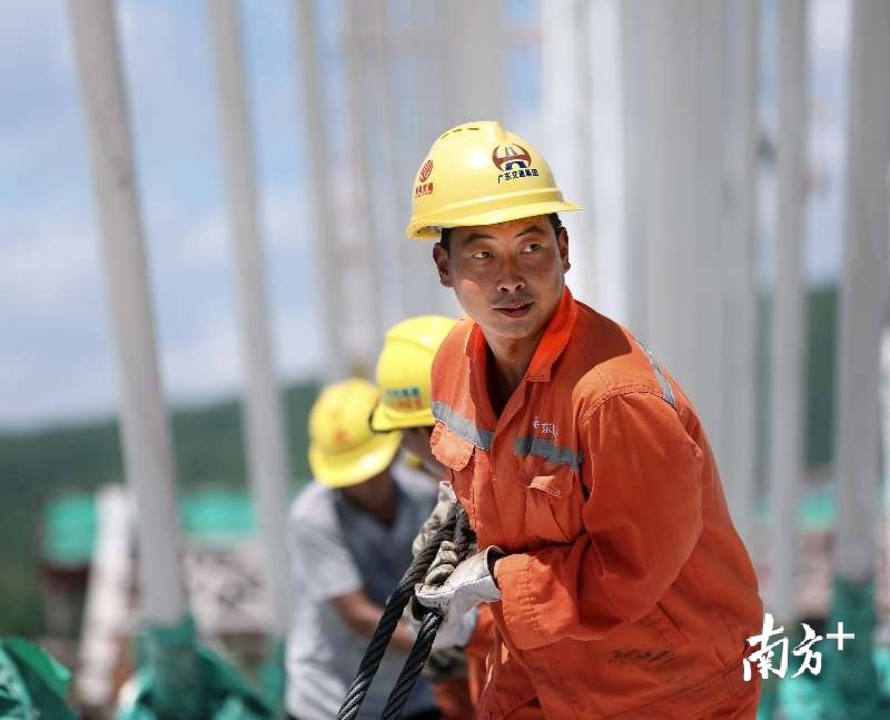 为了抓进度，抢工期，怀阳高速项目建设者们挥汗如雨，坚守在岗位上。 受访者供图