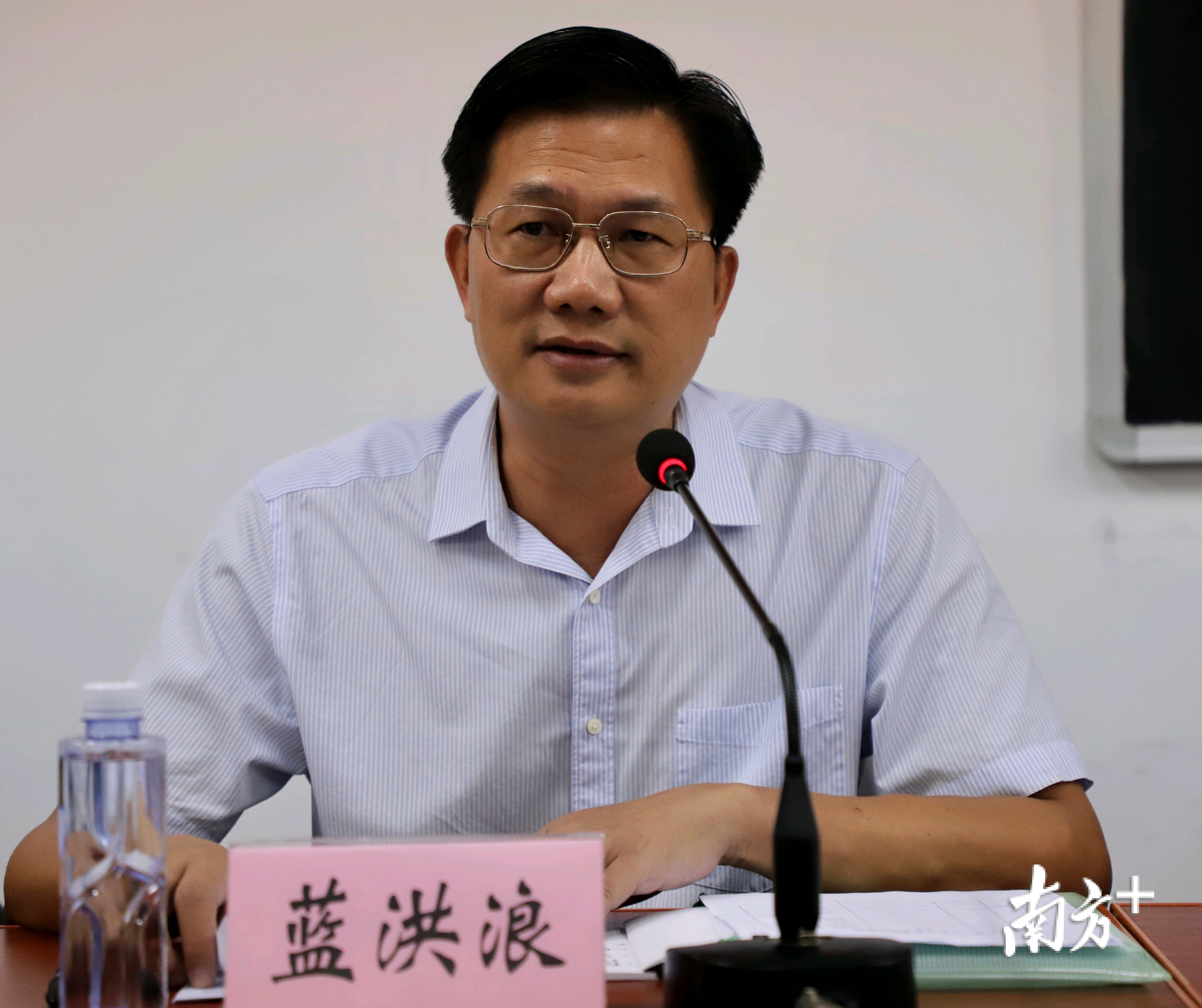 阳江市交通运输局局长、广湛高铁阳江段建设指挥部办公室主任蓝洪浪作征迁动员讲话。