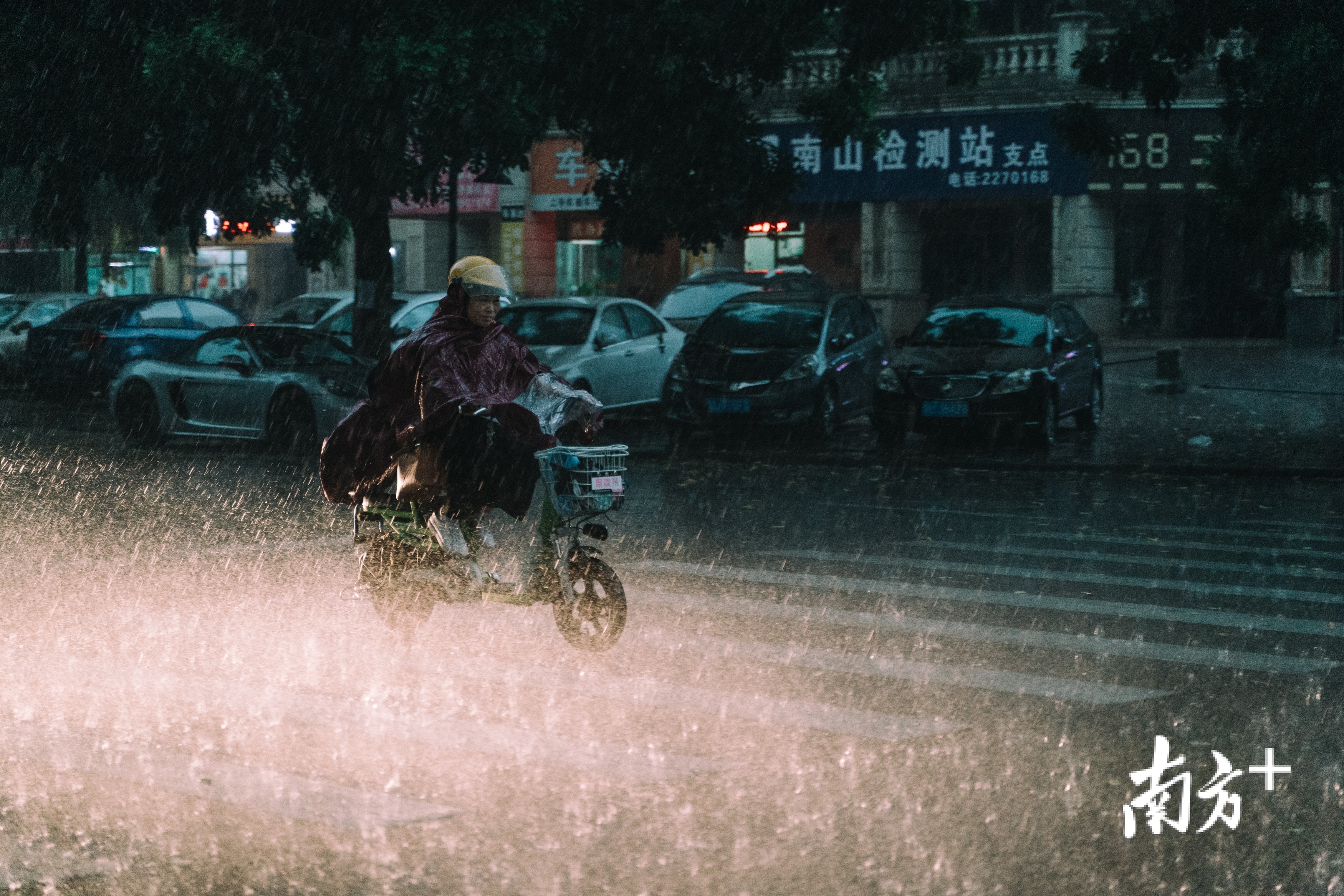 雷鸣电闪,暴雨袭城……7月29日下午,惠州多县区发布暴雨黄色预警。 雷鸣电闪,暴雨袭城……7月29日下午,惠州多县区发布暴雨黄色预警。