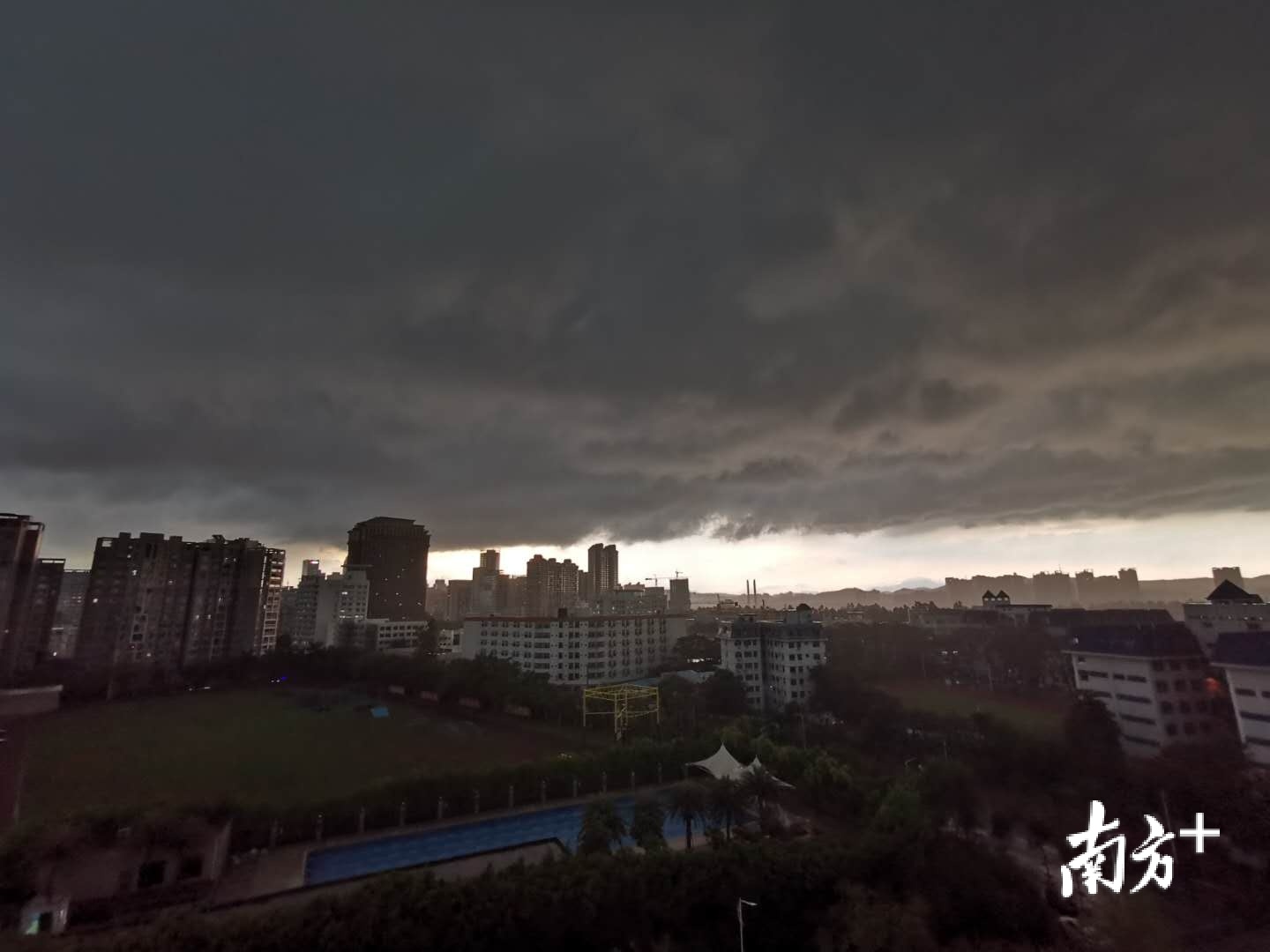 暴雨来袭之前,惠州犹如进入黑夜。 暴雨来袭之前,惠州犹如进入黑夜。