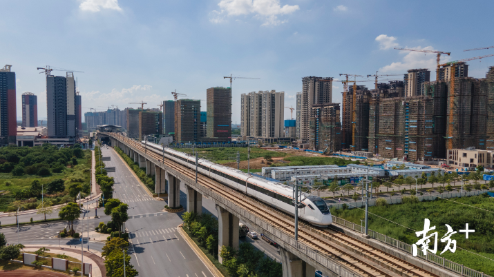 7月28日，一辆列车从广佛肇城轨三水北站开出。三水北站北侧是正在建设中的佛山双子星城。林洛峰摄