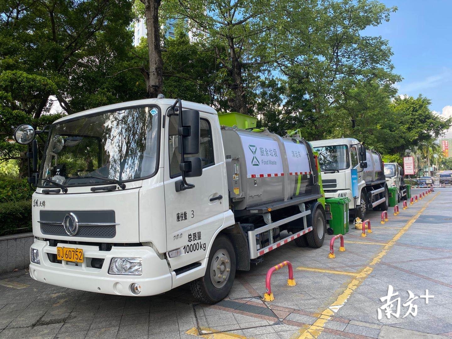 酒店门口停放了三台厨余垃圾清运车,向广大市民展示。