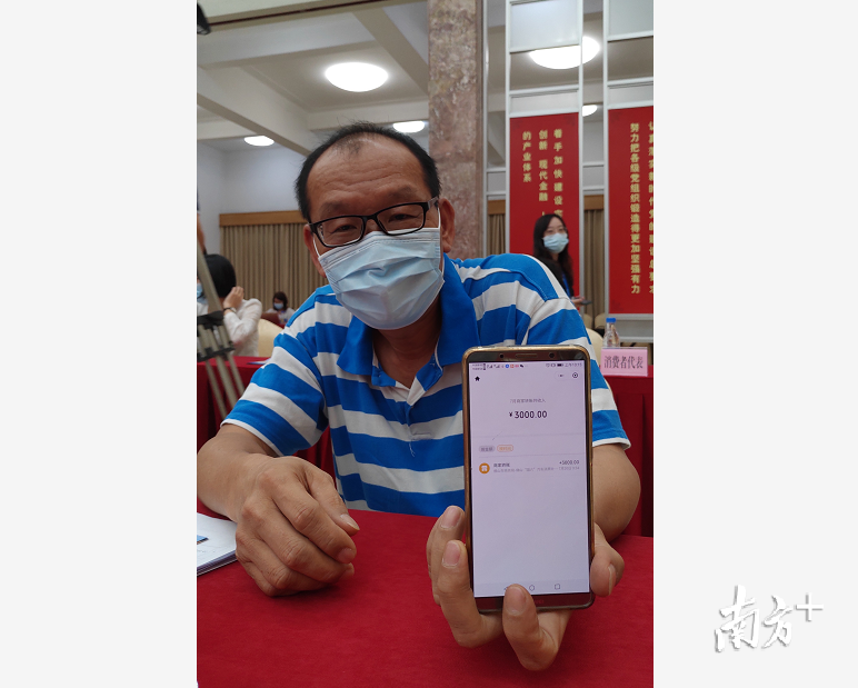 一位成功领取购车补贴的消费者。南方日报记者 王谦 摄 一位成功领取购车补贴的消费者。南方日报记者 王谦 摄