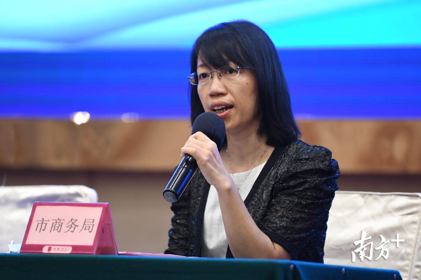 江门市商务局相关负责人答凤凰网记者提问。