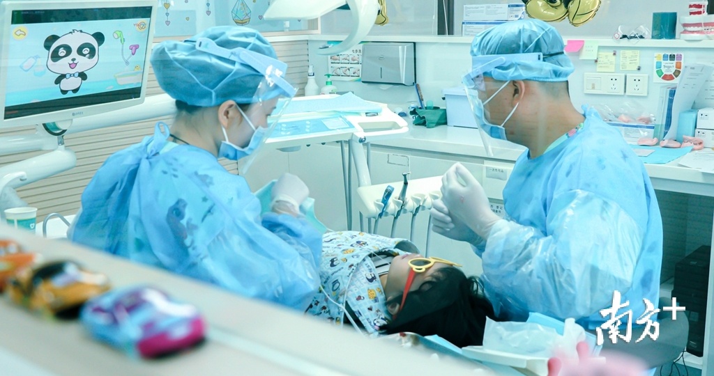 暑假期间看牙的小朋友大量增加。 暑假期间看牙的小朋友大量增加。