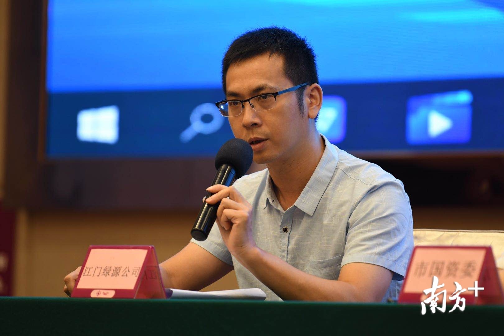 绿源公司相关负责人介绍江门餐饮垃圾收运流程。