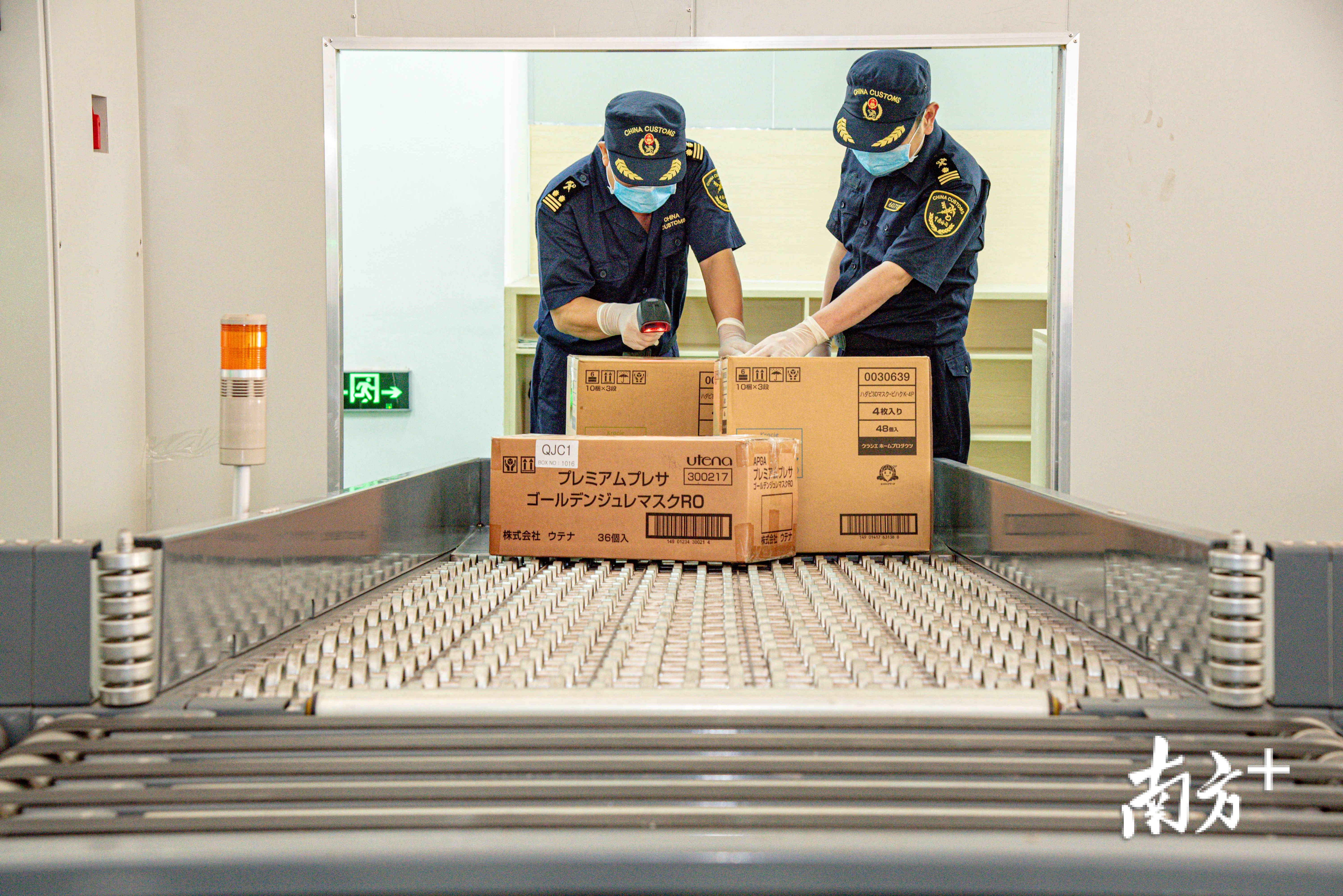 汕头海关工作人员对网购保税进口商品进行查验。袁国宏 摄 汕头海关工作人员对网购保税进口商品进行查验。袁国宏 摄