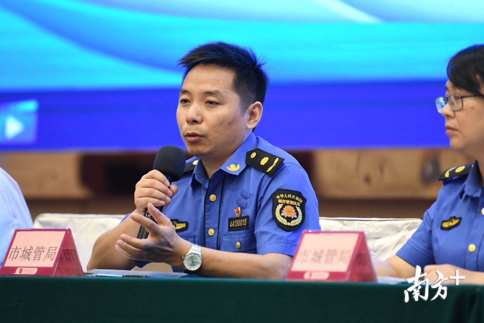 市城市管理综合执法局相关负责人回答羊城晚报记者提问。