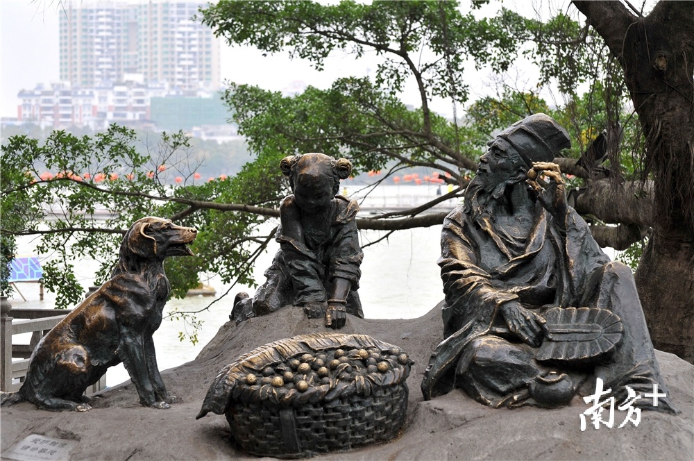 位于惠州西湖景区内的东坡雕像。