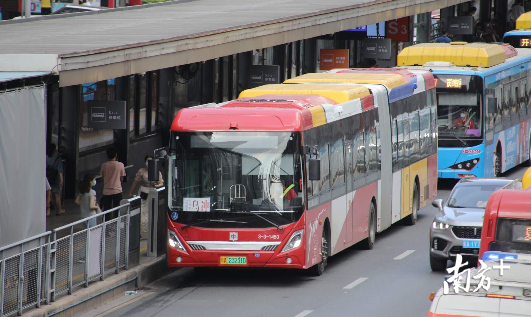 深圳专营公交已全面纯电动化，各式各样的纯电动公交车成街头一景
