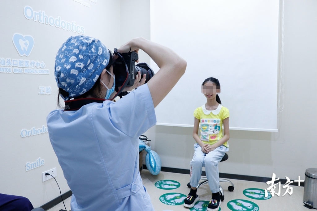 小患者在矫正牙齿前拍照留底。 小患者在矫正牙齿前拍照留底。