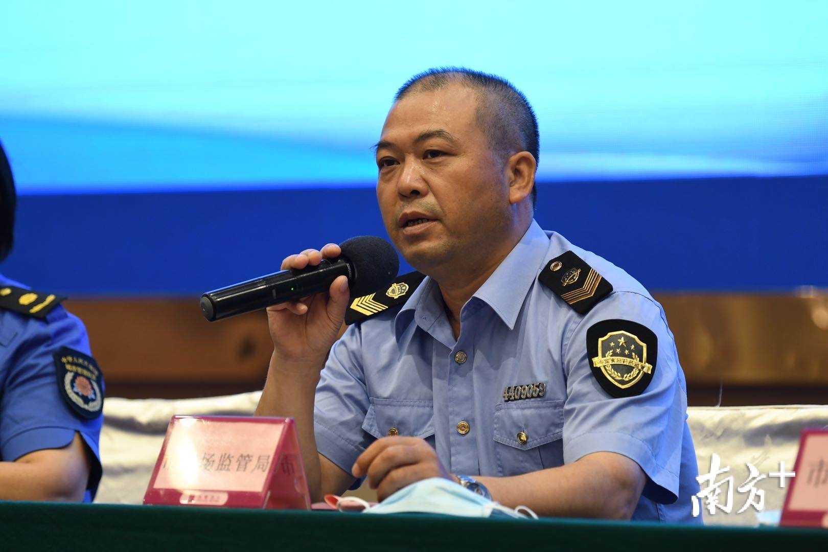 江门市市场监管局相关负责人答广州日报记者提问。