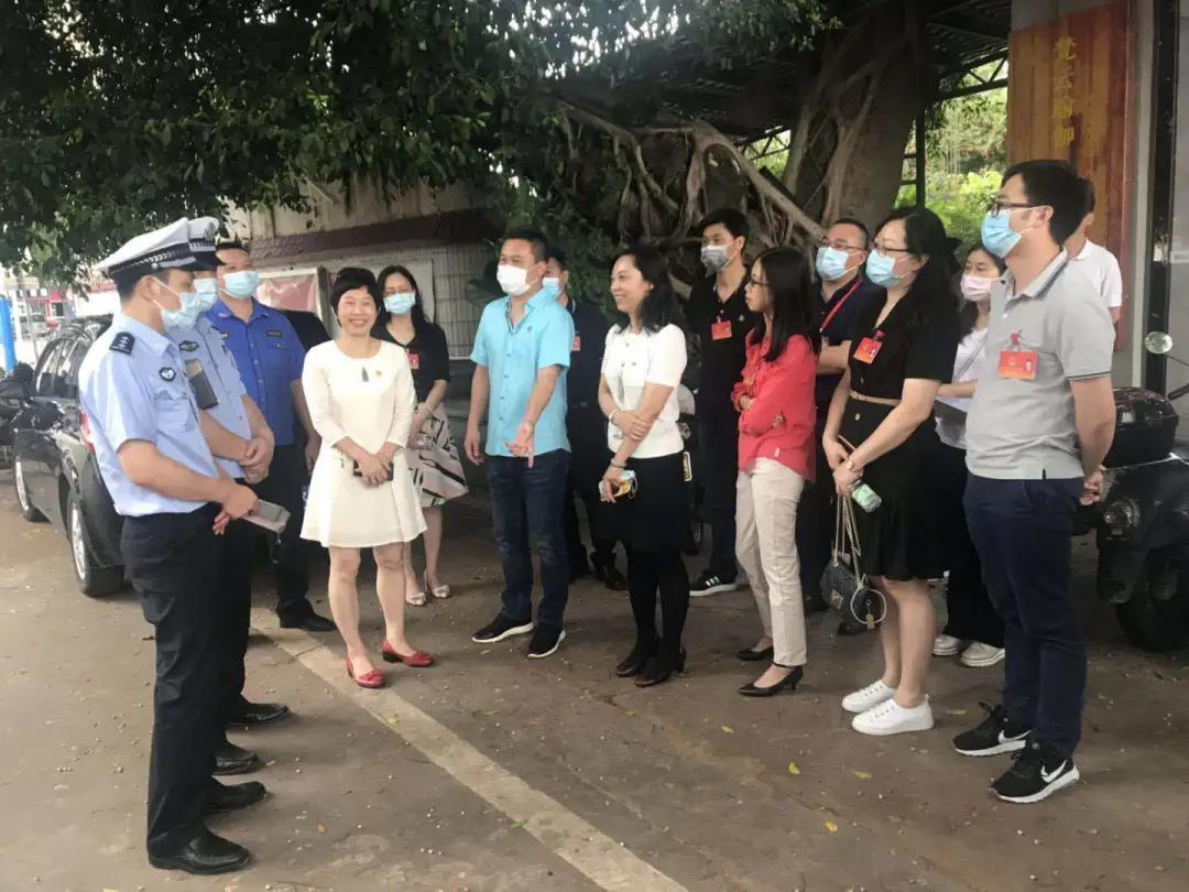 人大代表对三溪村路口乱摆卖情况实地调研，探讨方案