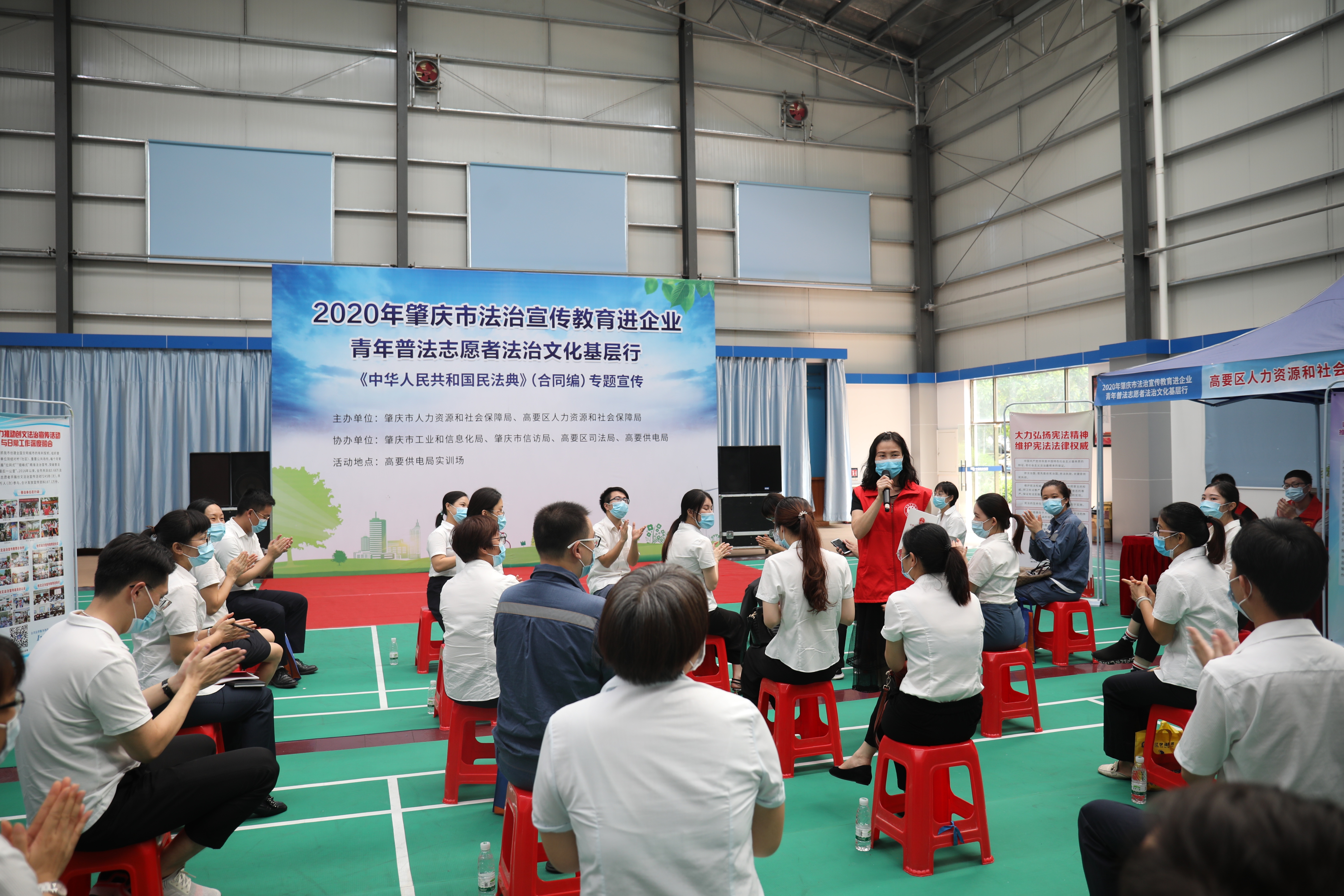 普法志愿者宣讲法治知识，赢得员工拍手称好。唐锦洪 摄