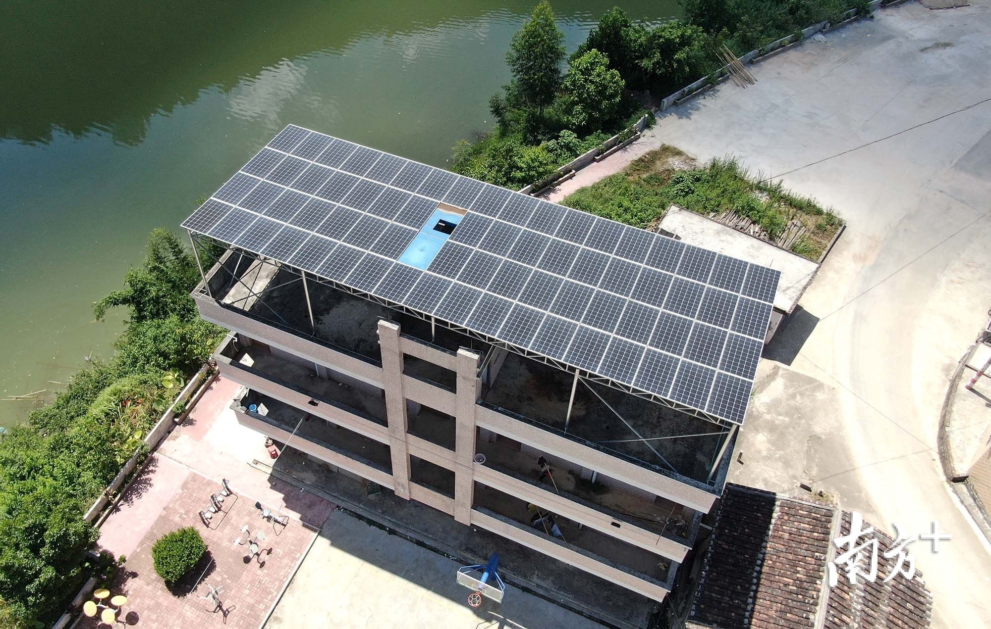 投资光伏发电等项目,补充村集体收入,为贫困户“兜底”。