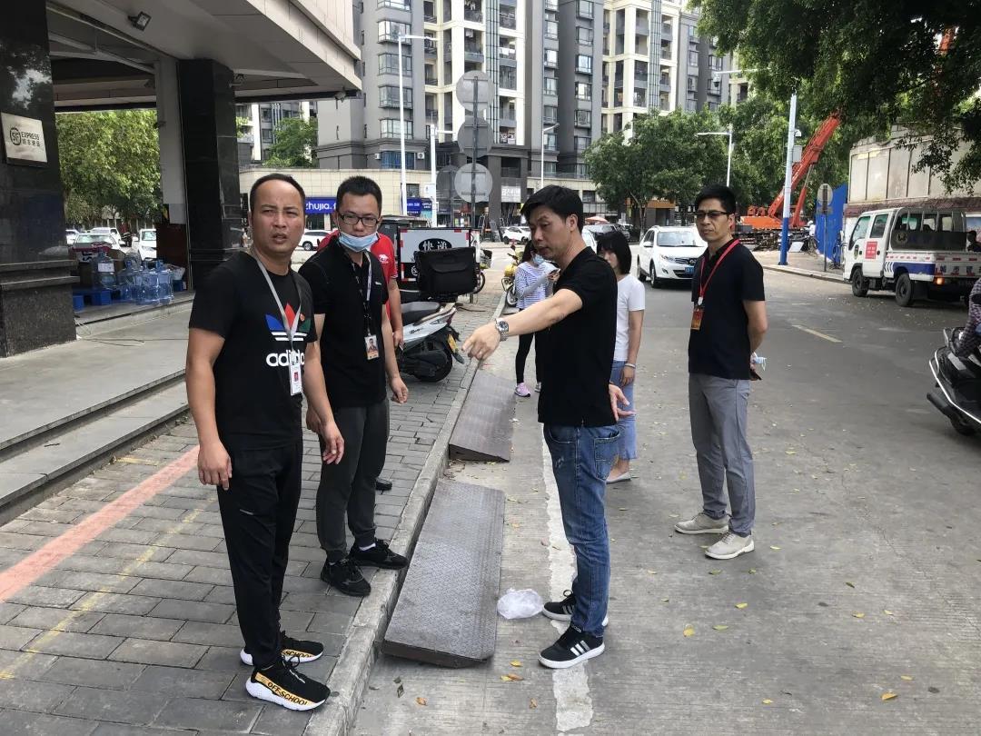 人大代表对三溪村路口乱摆卖情况实地调研，探讨方案