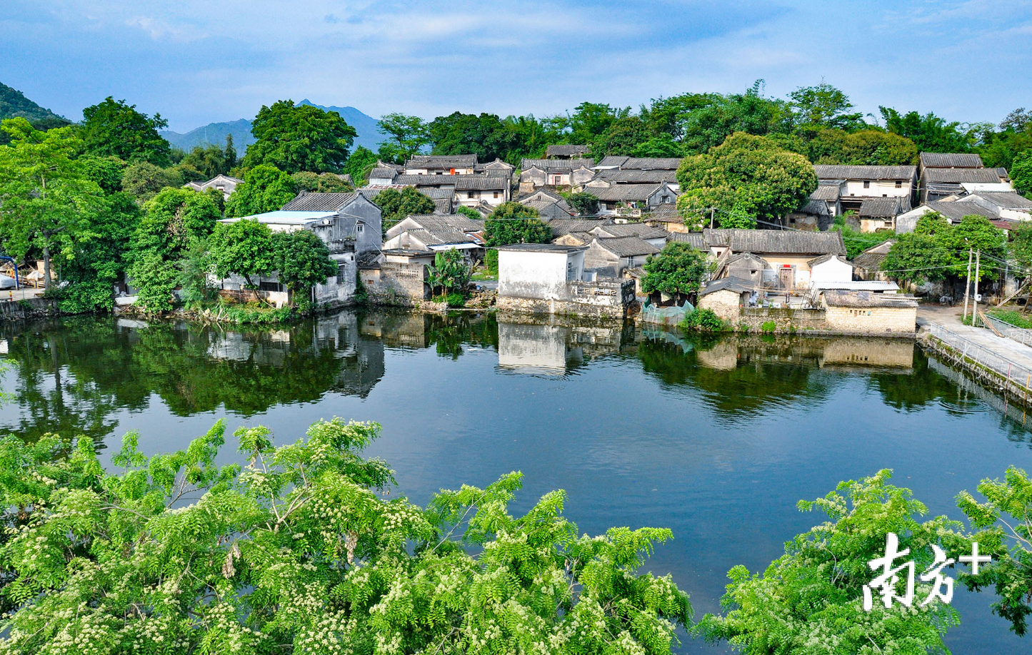 意溪镇书厝楼与蓝天碧水融为一体.蔡立佳