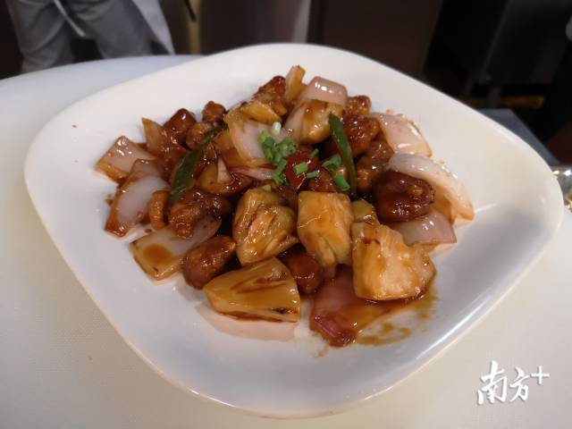 学员们制作的粤菜菜式———糖醋咕噜肉。