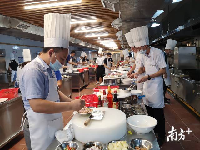 学员们正在制作糖醋咕噜肉。