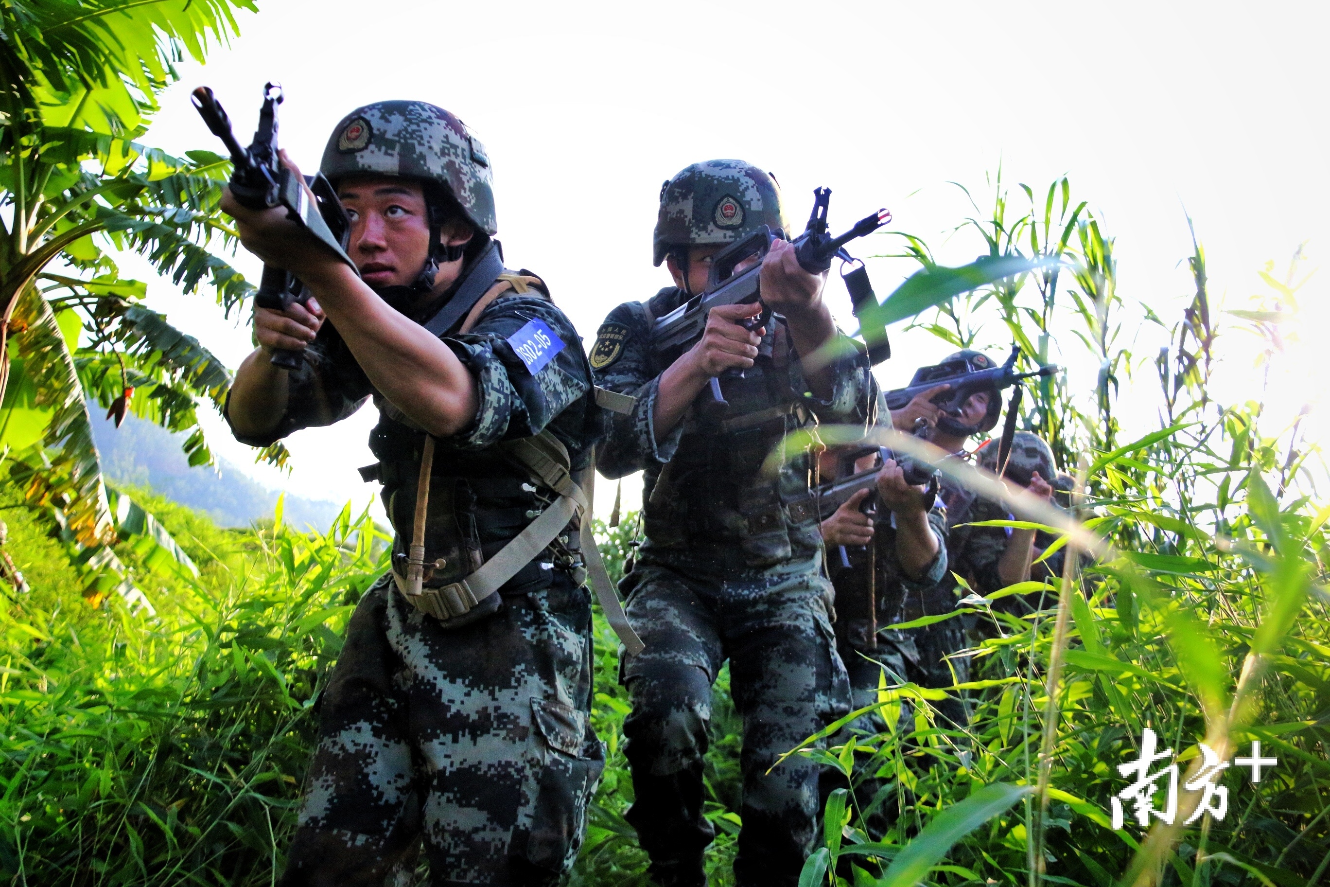 圖集八一訓練場上中山武警戰士這樣致敬軍魂