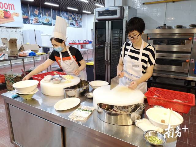 学员们在制造菜式。