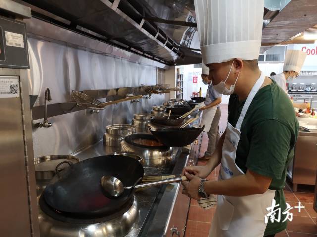 学员掌勺制作菜式。