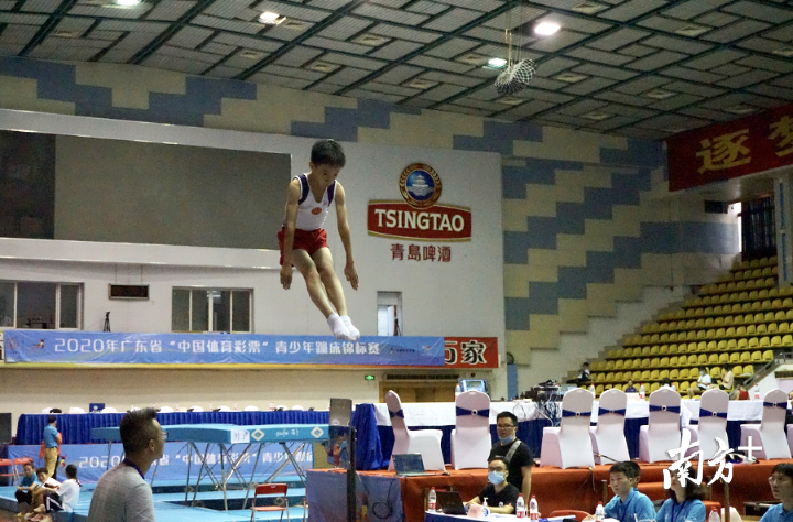 空翻、转体、落地，蹦床选手们做出的高难度动作不禁让人大呼精彩。